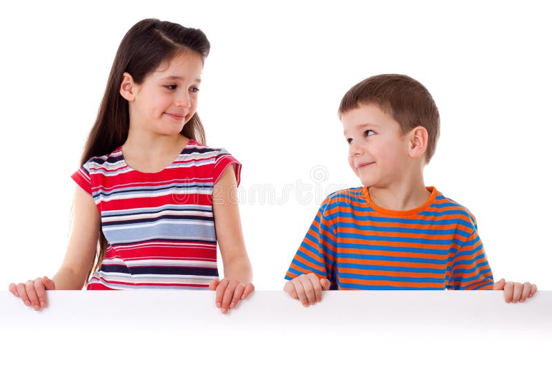 Dos niños que se colocan con el espacio en blanco vacío imagen de archivo libre de regalías Dos niños que se colocan con el espacio en blanco vacío imagen de archivo libre de regalías