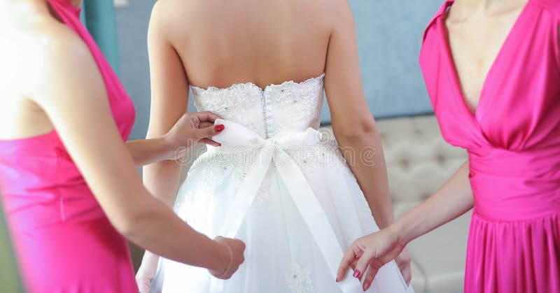Dos Novia-criadas En Vestidos Fucsias Que Apresuran El Vestido De Boda Las Novia-criadas Dan La Cinta Que Hace En La Parte De Atr Imagen de archivo - Imagen de detalles, accesorios: 61472603 Dos Novia-criadas En Vestidos Fucsias Que Apresuran El Vestido De Boda Las Novia-criadas Dan La Cinta Que Hace En La Parte De Atr Imagen de archivo - Imagen de detalles, accesorios: 61472603