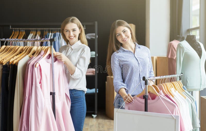 Dos novias alegres haciendo compras y sonriendo en cámara foto de archivo Dos novias alegres haciendo compras y sonriendo en cámara foto de archivo