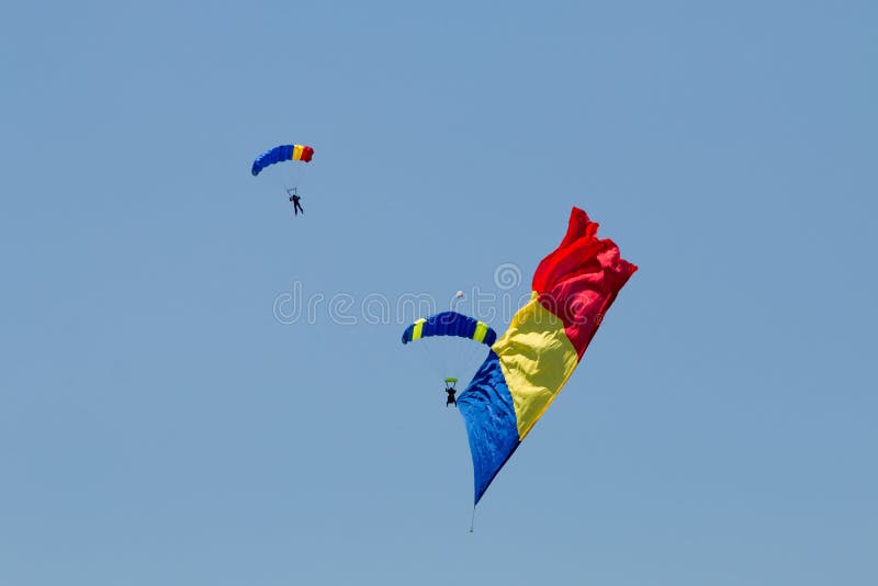 Dos paracaídas que llevan la bandera fotografía de archivo libre de regalías Dos paracaídas que llevan la bandera fotografía de archivo libre de regalías