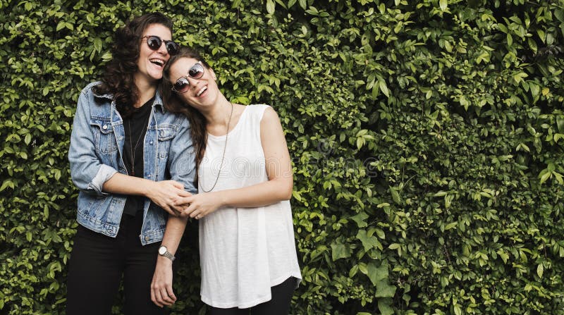 Dos pares conceito lésbica junto fora fotos de stock Dos pares conceito lésbica junto fora fotos de stock