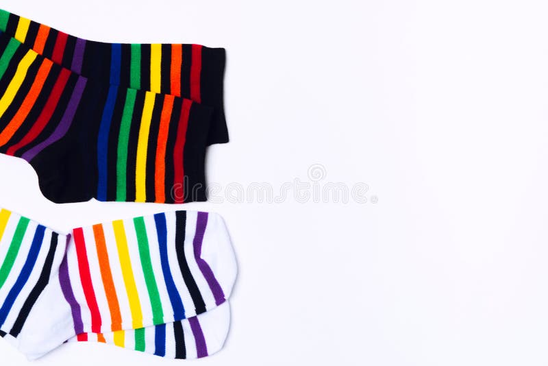 Dos pares de calcetines blancos y negros con un patrón de rayas coloreadas para los pies Ropa de algodón limpia y de moda con let imagen de archivo Dos pares de calcetines blancos y negros con un patrón de rayas coloreadas para los pies Ropa de algodón limpia y de moda con let imagen de archivo