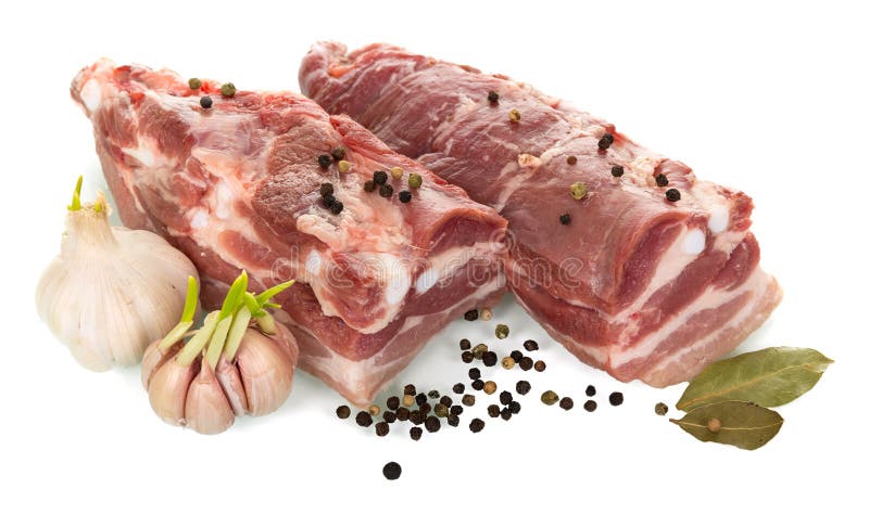 Dos pedazos de falda del cerdo, de ajo, de guisantes de la pimienta y de bahía salen de a imagen de archivo libre de regalías