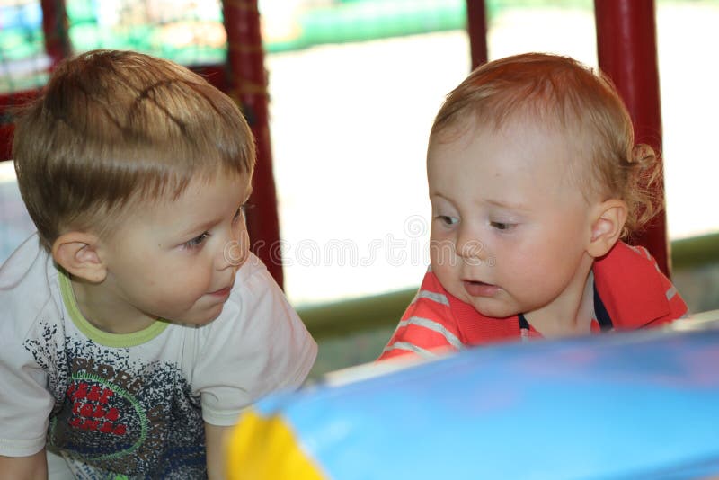 Dos pequeños muchachos divertidos del niño en parque de atracciones Amigos felices que se divierten al aire libre el día soleado imagen de archivo Dos pequeños muchachos divertidos del niño en parque de atracciones Amigos felices que se divierten al aire libre el día soleado imagen de archivo