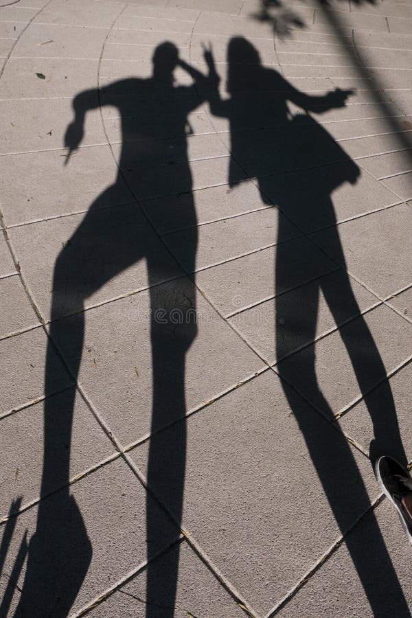 Dos Personas Bailando Sombra, Forma De Pareja En El Suelo Imagen de archivo  - Imagen de muchacha, negro: 200168269