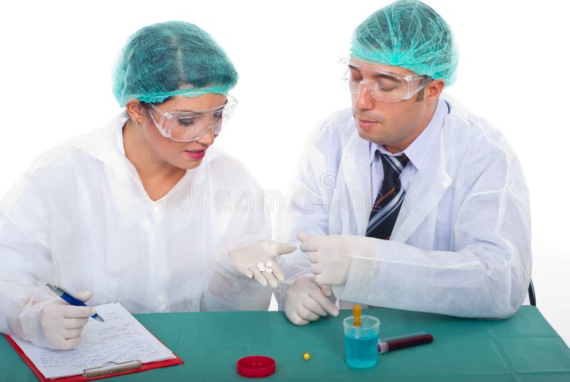 Dos personas de los farmacéuticos examinan píldoras