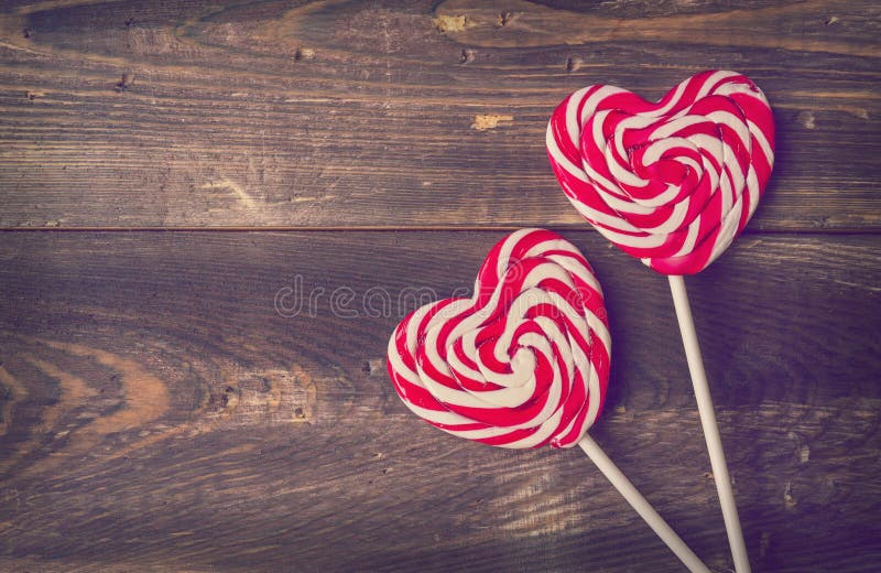 Dos piruletas en forma de corazón para el día de tarjeta del día de San Valentín imagen de archivo Dos piruletas en forma de corazón para el día de tarjeta del día de San Valentín imagen de archivo