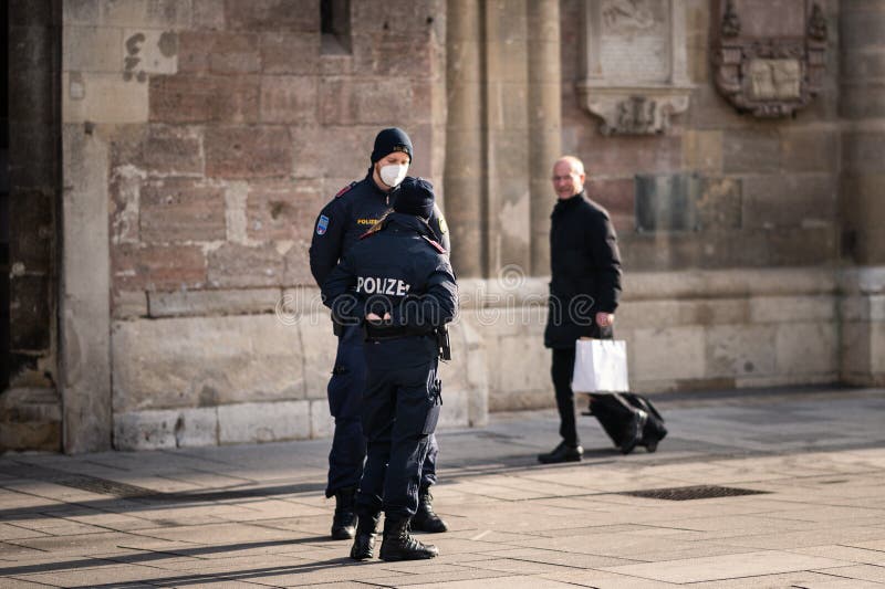 Dos policías austriacos parados frente a la iglesia fotografía de archivo