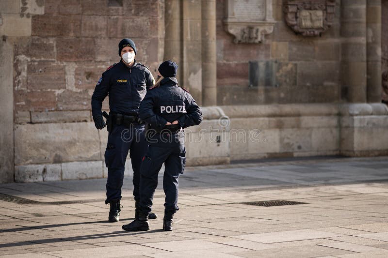 Dos policías austriacos parados frente a la iglesia fotografía de archivo