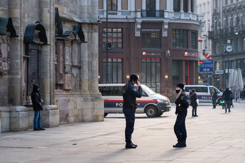 Dos policías austriacos parados frente a la iglesia imágenes de archivo libres de regalías