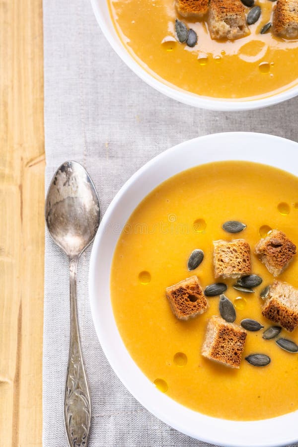 Dos porciones de sopa tradicional de la calabaza foto de archivo libre de regalías Dos porciones de sopa tradicional de la calabaza foto de archivo libre de regalías