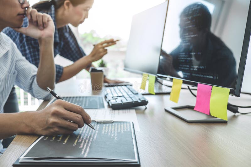 Dos programadores profesionales que cooperan en la programación y el funcionamiento de la página web que se convierten en un soft imagen de archivo Dos programadores profesionales que cooperan en la programación y el funcionamiento de la página web que se convierten en un soft imagen de archivo