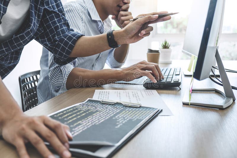Dos programadores profesionales que cooperan en la programación y el funcionamiento de la página web que se convierten en un soft imagenes de archivo Dos programadores profesionales que cooperan en la programación y el funcionamiento de la página web que se convierten en un soft imagenes de archivo