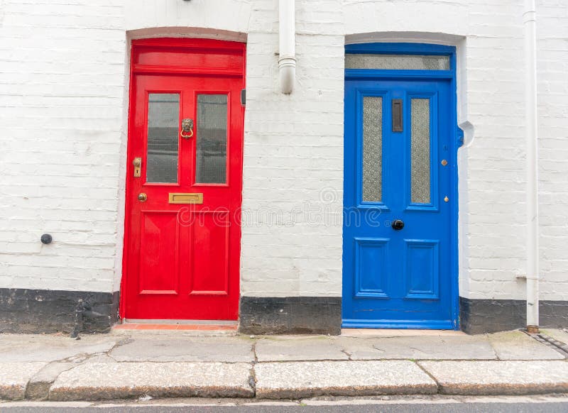 Dos puertas similares pero no el idéntico imagen de archivo libre de regalías Dos puertas similares pero no el idéntico imagen de archivo libre de regalías