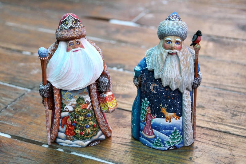 Dos Santas miniatura tallados de la madera - artesanías rusas foto de archivo Dos Santas miniatura tallados de la madera - artesanías rusas foto de archivo