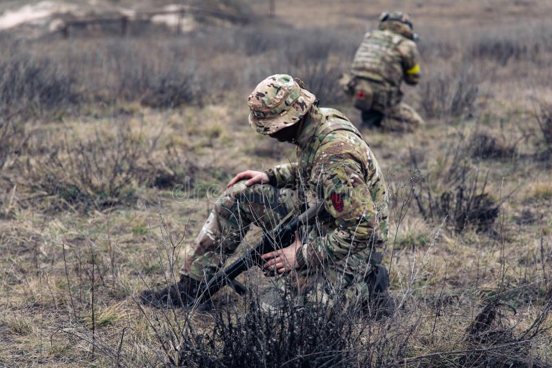 Fotos de Hombres Mujeres Soldados Ucranianos Vestían Uniforme Militar  Primera Línea Pareja - Imagen de © ryzhiq@hotmail.com #619417790