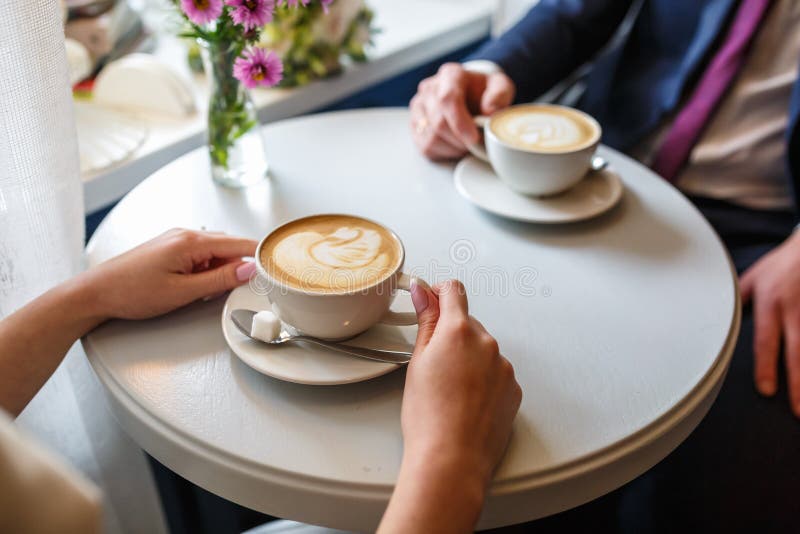 12,692 Dos Tazas De Café En La Mesa Fotos de stock - Fotos libres de  regalías de Dreamstime