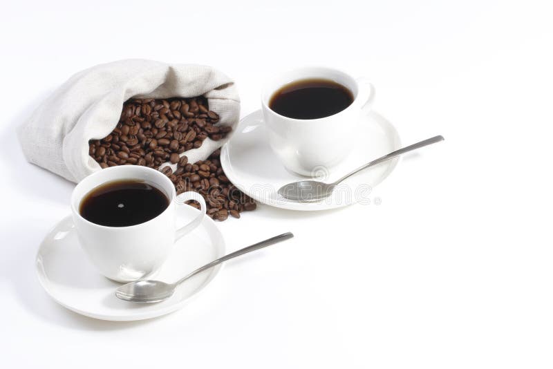 Dos tazas de café con los granos de café imagen de archivo Dos tazas de café con los granos de café imagen de archivo