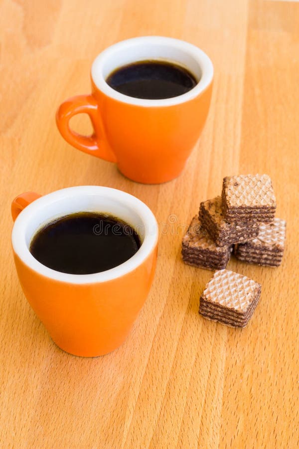Dos tazas de café modernas en un escritorio de madera foto de archivo libre de regalías Dos tazas de café modernas en un escritorio de madera foto de archivo libre de regalías