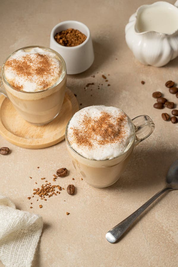 Dos Tazas De Vidrio Con Café Con Leche Con Espuma De Leche Y