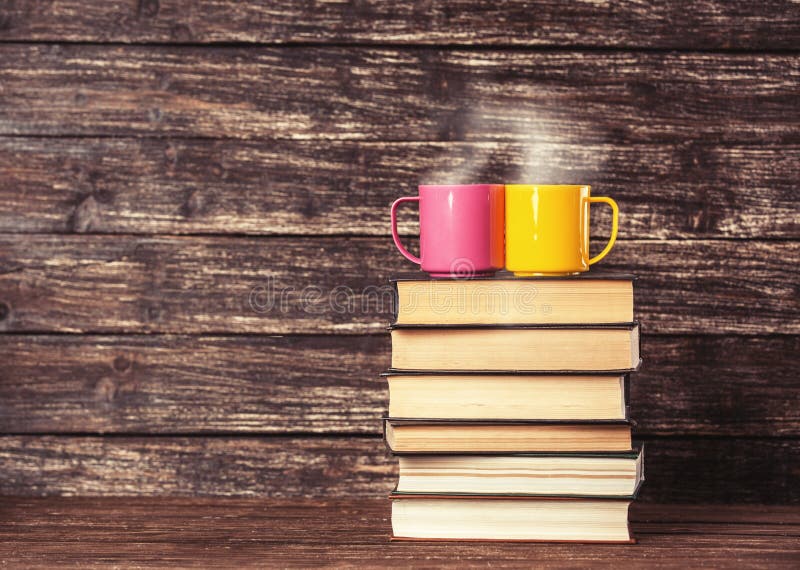 Dos tazas y libros fotografía de archivo libre de regalías Dos tazas y libros fotografía de archivo libre de regalías