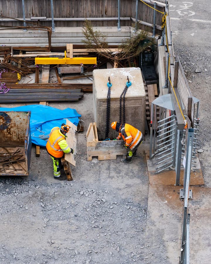 Dos trabajadores de construcción en el almacén de los sitios que busca para el material, Estocolmo Suecia fotos de archivo libres de regalías Dos trabajadores de construcción en el almacén de los sitios que busca para el material, Estocolmo Suecia fotos de archivo libres de regalías