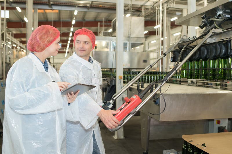 Dos Trabajadores Manuales Serios Que Hacen Su Trabajo En La Producción