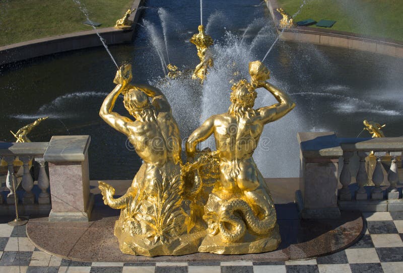 Dos Tritón sobre el cuenco de la cascada magnífica Peterhof imagen de archivo libre de regalías Dos Tritón sobre el cuenco de la cascada magnífica Peterhof imagen de archivo libre de regalías