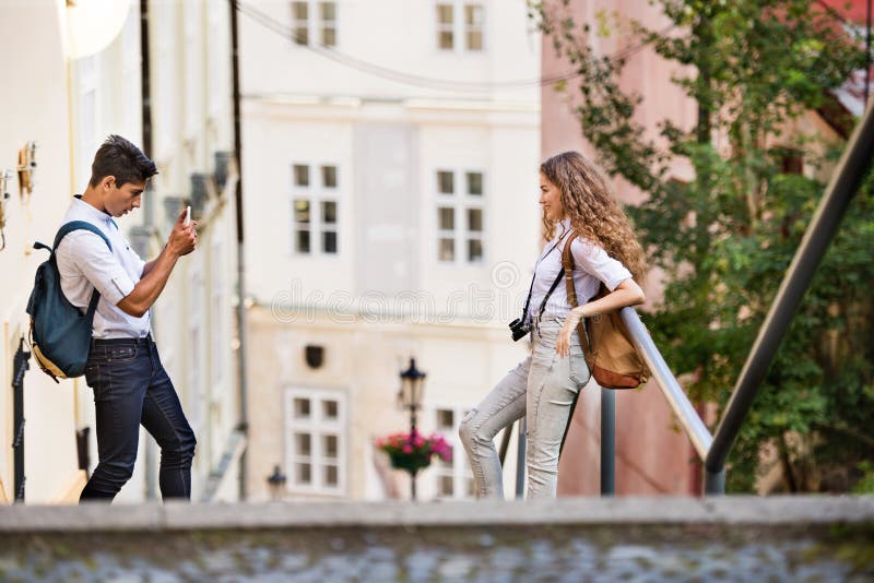 Dos turistas jovenes con smartphone y la cámara foto de archivo libre de regalías Dos turistas jovenes con smartphone y la cámara foto de archivo libre de regalías
