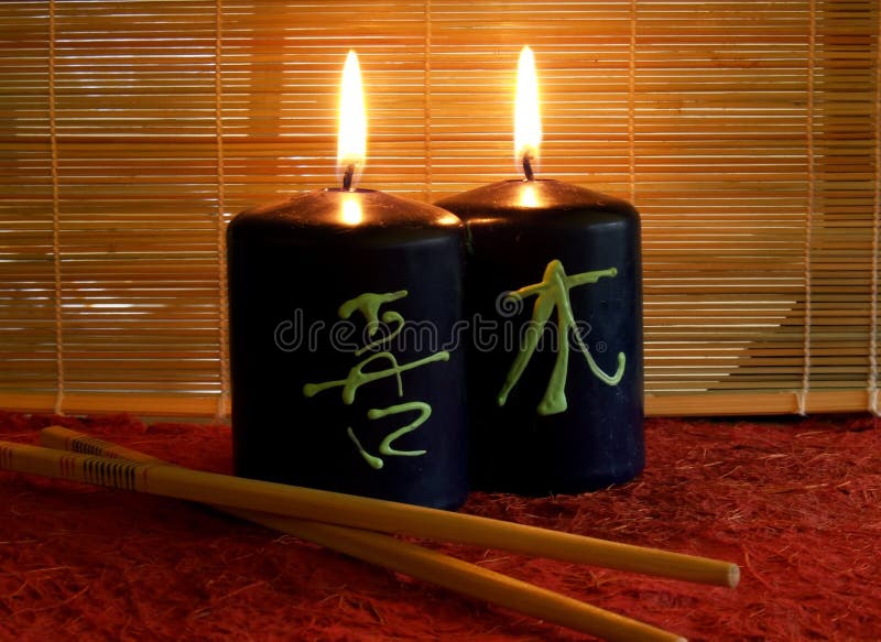 Dos velas encendidas foto de archivo Dos velas encendidas foto de archivo