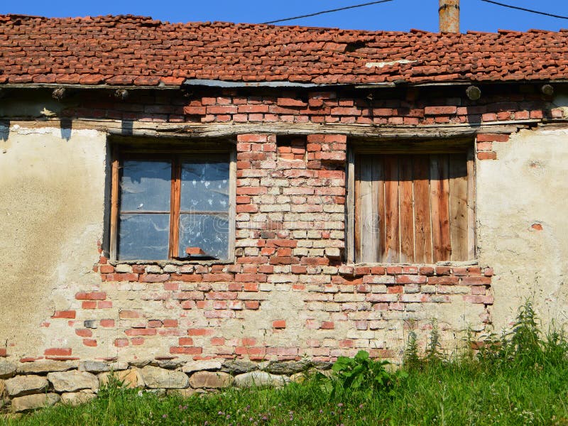 Dos ventanas quebradas de cabaña arruinada fotos de archivo libres de regalías Dos ventanas quebradas de cabaña arruinada fotos de archivo libres de regalías