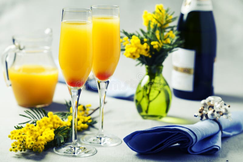 Dos vidrios con el cóctel de la mimosa y x28; vino espumoso más jui anaranjado foto de archivo libre de regalías Dos vidrios con el cóctel de la mimosa y x28; vino espumoso más jui anaranjado foto de archivo libre de regalías
