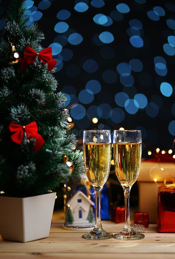 Dos vidrios de Champagne Beside Christmas Tree fotos de archivo Dos vidrios de Champagne Beside Christmas Tree fotos de archivo