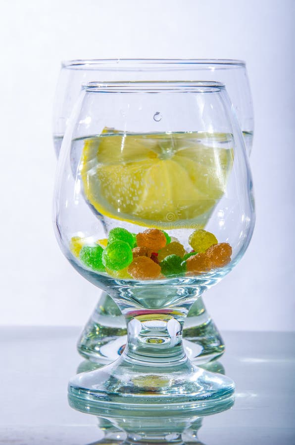 Dos vidrios de monpantis del limón y del caramelo de agua fotos de archivo libres de regalías Dos vidrios de monpantis del limón y del caramelo de agua fotos de archivo libres de regalías