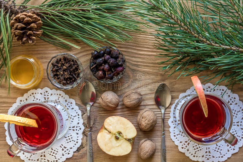 Dos vidrios de vino reflexionado sobre con los palillos de canela, rebanada de naranjas y manzana, anís de estrella en una tabla fotos de archivo libres de regalías Dos vidrios de vino reflexionado sobre con los palillos de canela, rebanada de naranjas y manzana, anís de estrella en una tabla fotos de archivo libres de regalías