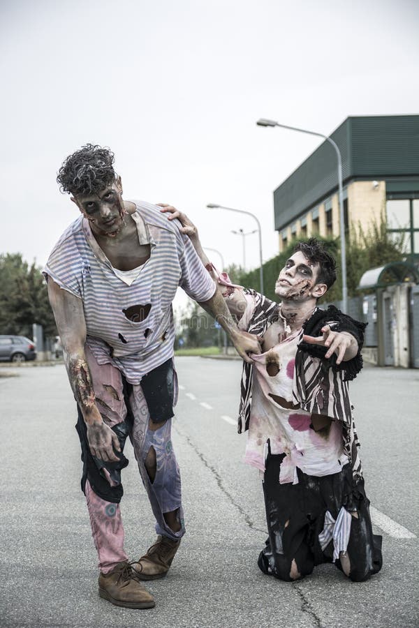 Dos zombis masculinos que se colocan en calle vacía de la ciudad imagen de archivo libre de regalías Dos zombis masculinos que se colocan en calle vacía de la ciudad imagen de archivo libre de regalías