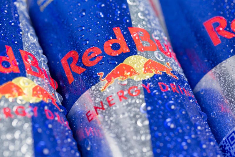 Dosen des Red Bull-Energie-Getränks im Eis