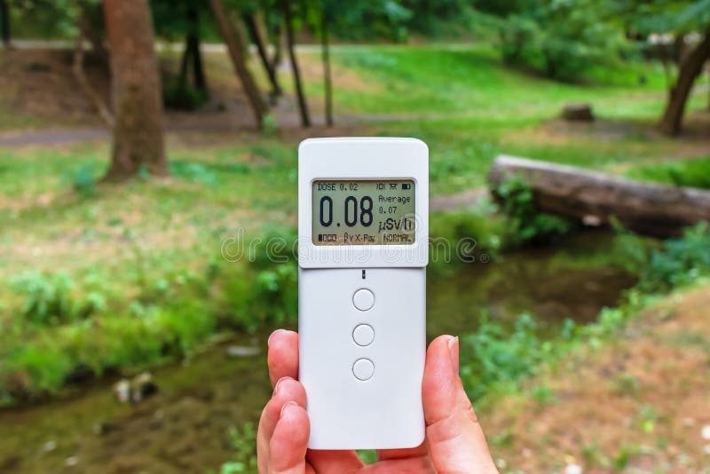 Dosimètre radiomètre à la main en plein air. mesure du rayonnement ionisant photo stock
