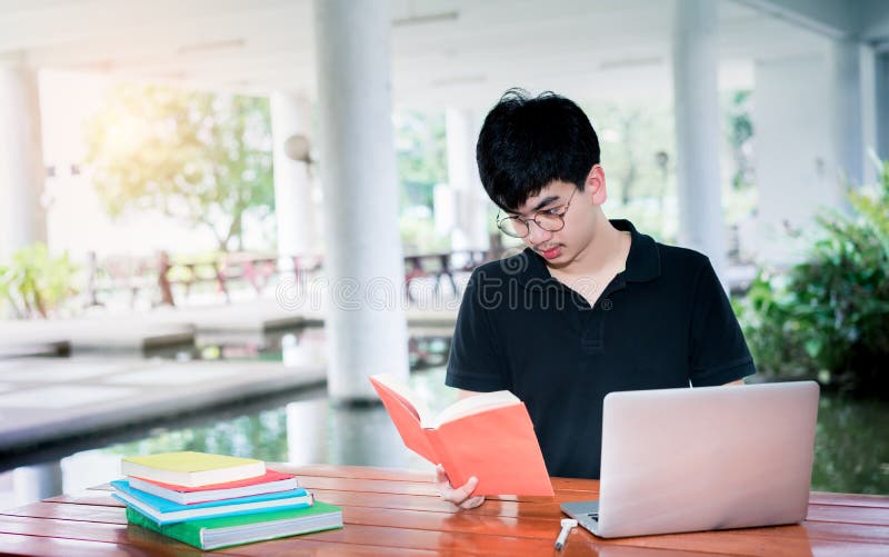 Dossier de livre d'école de lecture d'étudiant de jeune homme photo libre de droits Dossier de livre d'école de lecture d'étudiant de jeune homme photo libre de droits