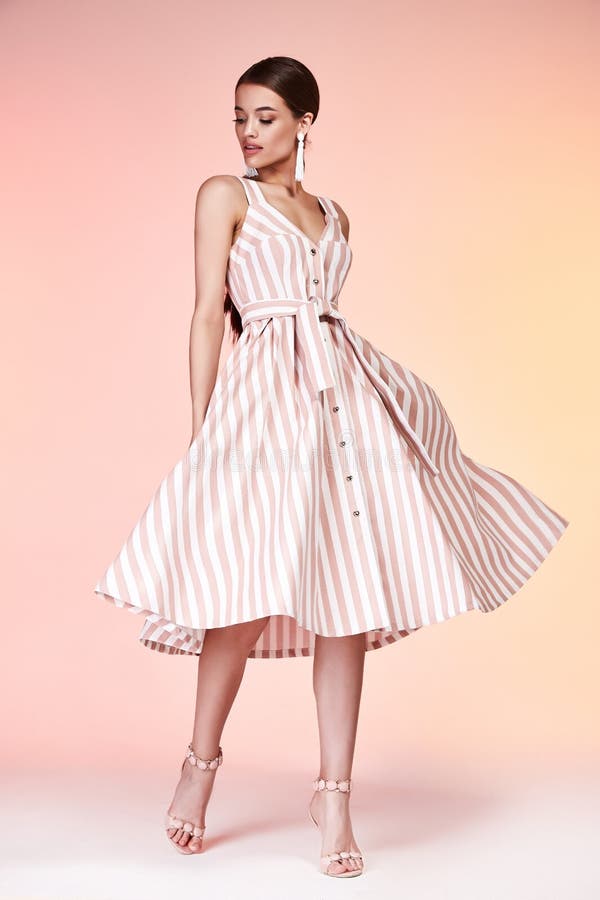 Dosyć piękny seksowny eleganci kobiety skóry dębnika ciała mody model zdjęcia royalty free Dosyć piękny seksowny eleganci kobiety skóry dębnika ciała mody model zdjęcia royalty free