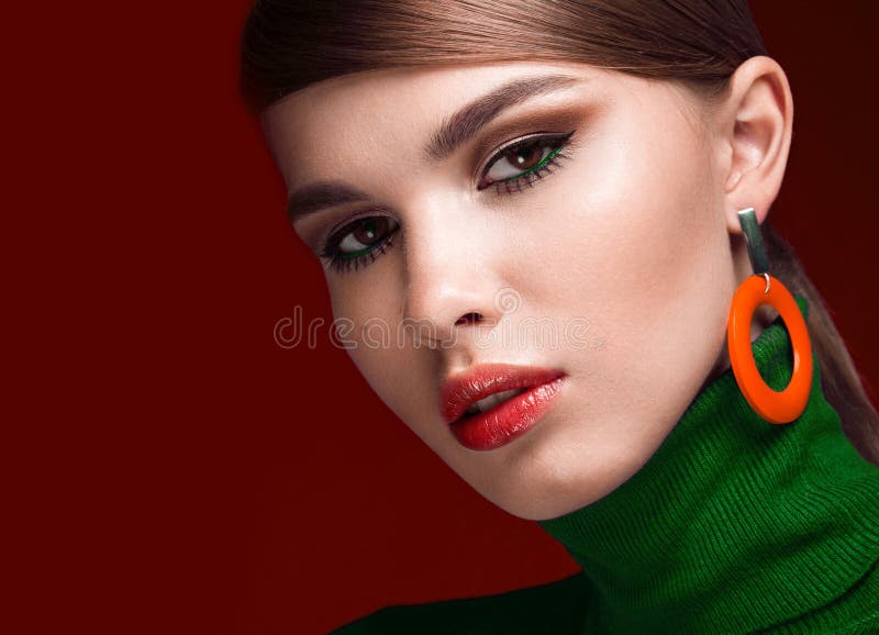 Dosyć świeża dziewczyna, modny wizerunek nowożytny Twiggy z niezwykłymi rzęsami i jaskrawi akcesoria fotografia royalty free