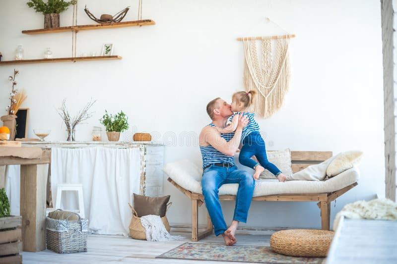 Dottern med fadern i rummet av köket spelar Förhållande i familjen farsaflicka little som leker arkivfoto Dottern med fadern i rummet av köket spelar Förhållande i familjen farsaflicka little som leker arkivfoto