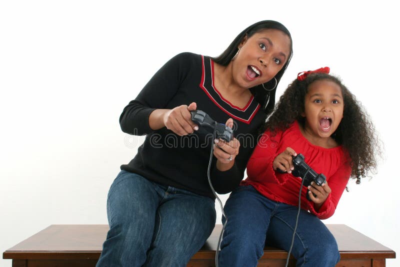 dottern spelar modervideoen royaltyfri bild dottern spelar modervideoen royaltyfri bild