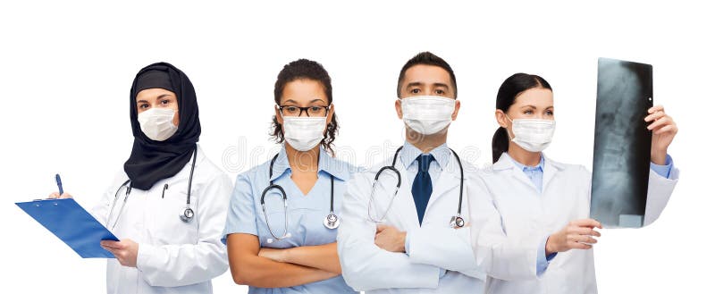 Medici in maschere con stetoscopi e raggi
