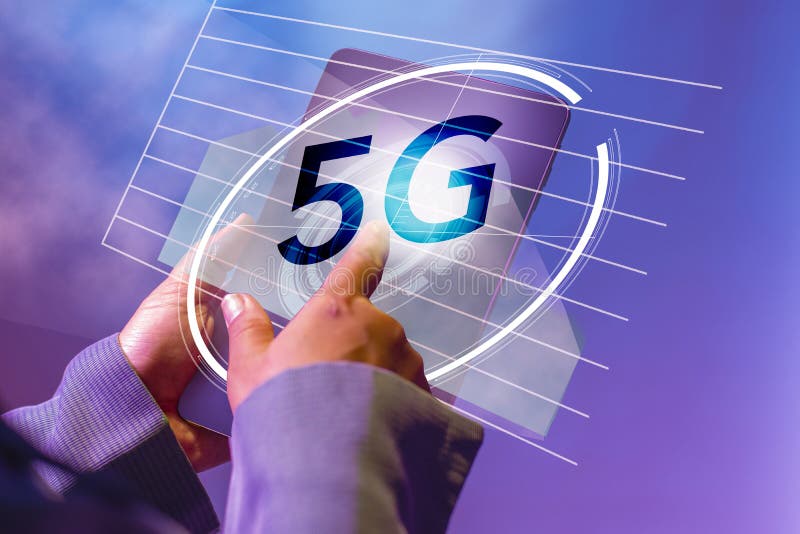 Dotyka cyfrową pastylkę z pointeru palcem dla browshing, na 5G ikonach płynie na wirtualnego ekranu pojęciu Biznesowy i mądrze zdjęcia royalty free Dotyka cyfrową pastylkę z pointeru palcem dla browshing, na 5G ikonach płynie na wirtualnego ekranu pojęciu Biznesowy i mądrze zdjęcia royalty free