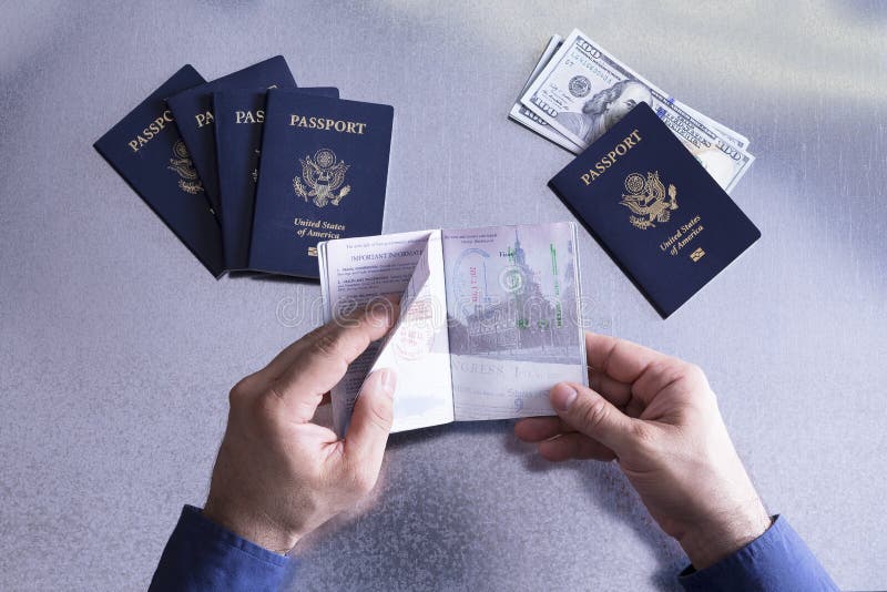 Douane of grensambtenaar die een paspoort controleren