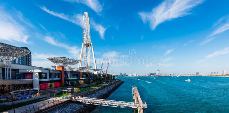 Doubai, Verenigde Arabische Emiraten - 14 Februari, 2019: Het panorama bij Bluewaters-eiland in de jachthaven van Doubai met grot stock foto Doubai, Verenigde Arabische Emiraten - 14 Februari, 2019: Het panorama bij Bluewaters-eiland in de jachthaven van Doubai met grot stock foto