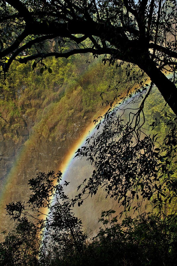 Double arc-en-ciel dans la brume de Victoria Falls, Zimbabwe Afrique photo libre de droits Double arc-en-ciel dans la brume de Victoria Falls, Zimbabwe Afrique photo libre de droits