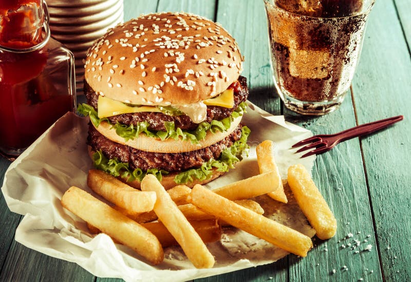 Double Cheeseburger Américain Avec Des Pommes Frites Image stock ...