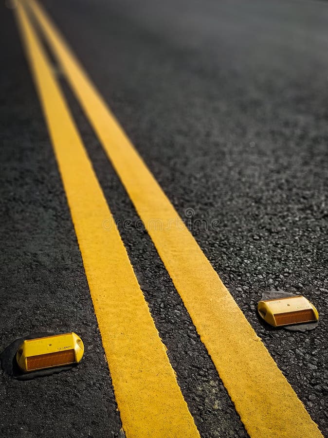 Double diviseur jaune du trafic disparaissant dans la distance images libres de droits Double diviseur jaune du trafic disparaissant dans la distance images libres de droits